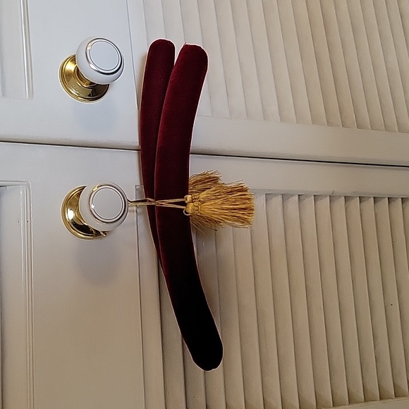 Red Velvet Decorative Cushioned Clothes Hangers- Pr. - Picture 3 of 3